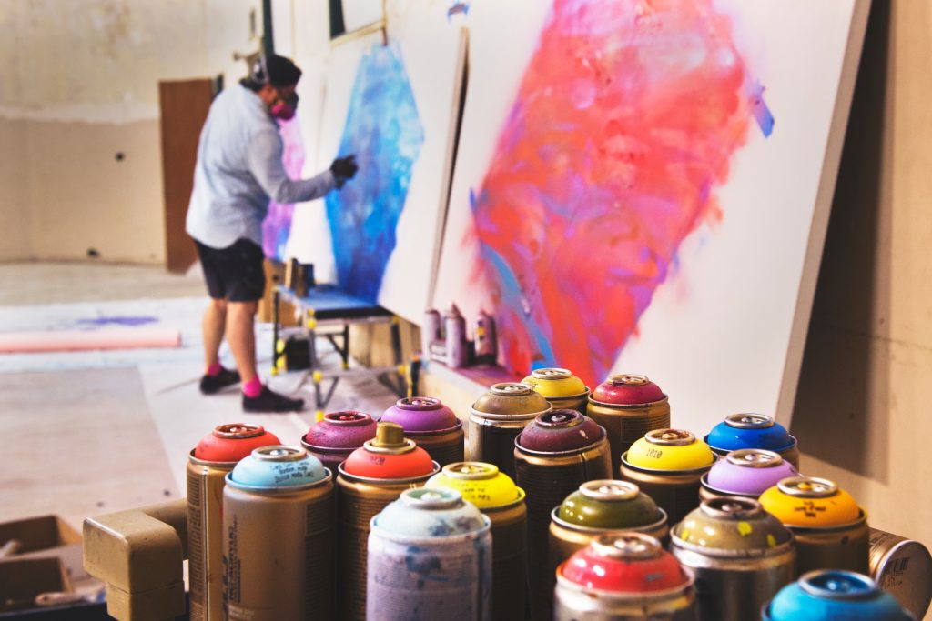 artiste graffeur bombes peinture atelier artiste Paris